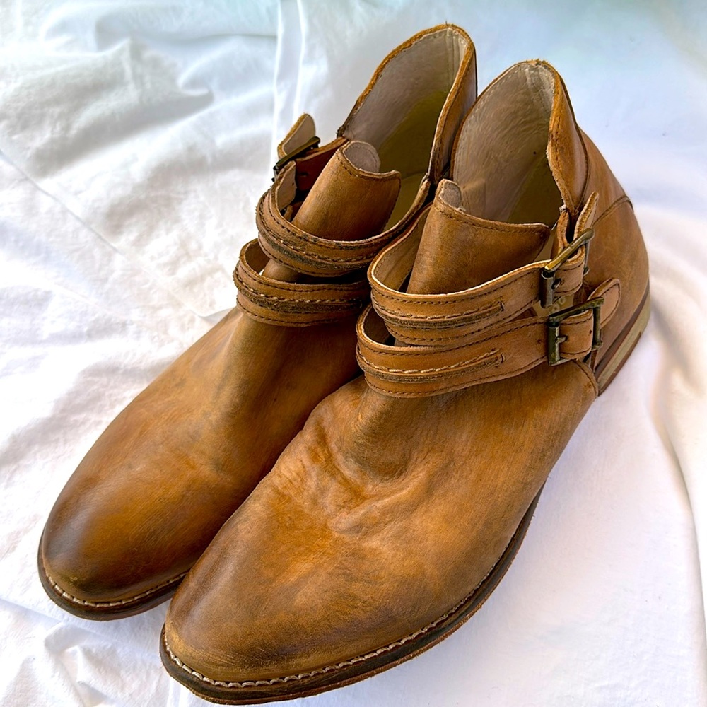 Free people size 39 caramel color distressed leather ankle boot